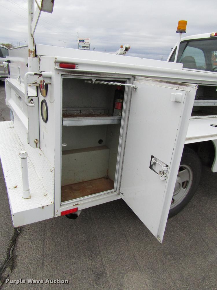 image for item DD3807 2005 Ford F250 Super Duty utility bed pickup truck