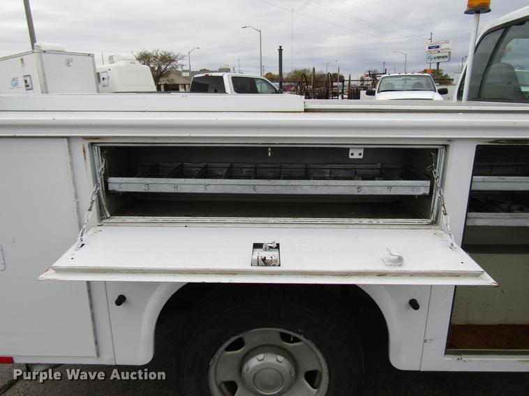 image for item DD3807 2005 Ford F250 Super Duty utility bed pickup truck