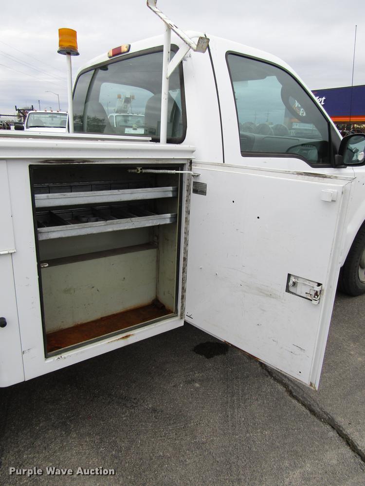 image for item DD3807 2005 Ford F250 Super Duty utility bed pickup truck