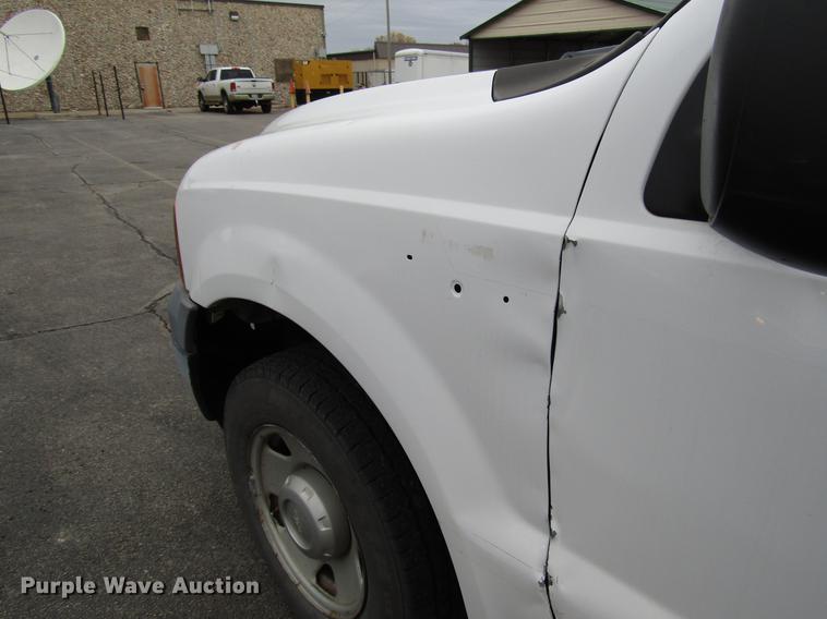 image for item DD3807 2005 Ford F250 Super Duty utility bed pickup truck