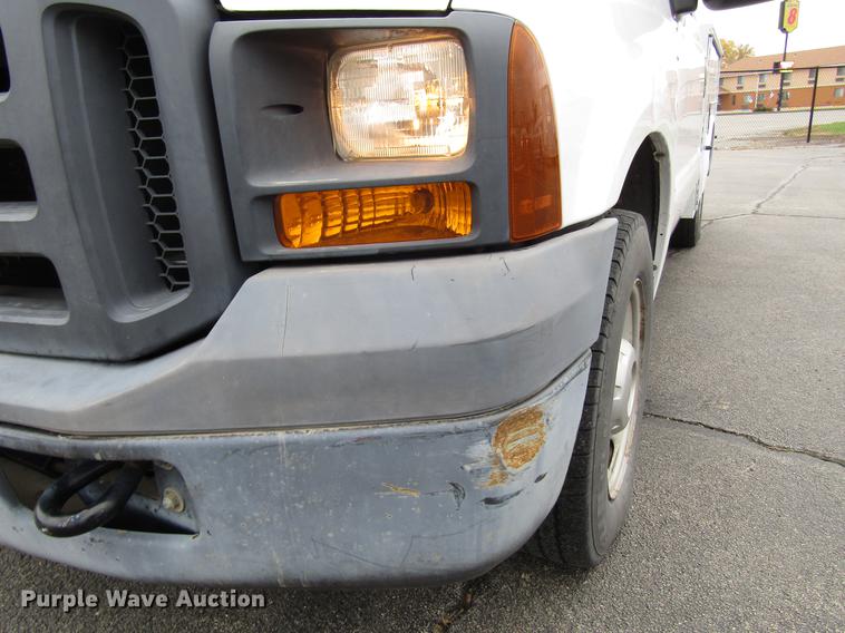 image for item DD3807 2005 Ford F250 Super Duty utility bed pickup truck