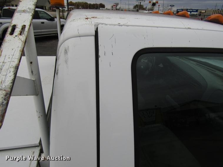 image for item DD3807 2005 Ford F250 Super Duty utility bed pickup truck