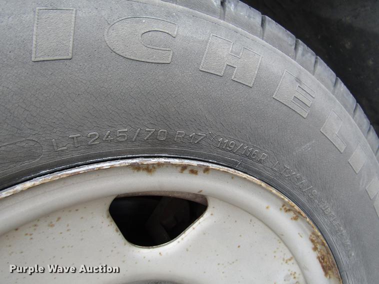 image for item DD3807 2005 Ford F250 Super Duty utility bed pickup truck