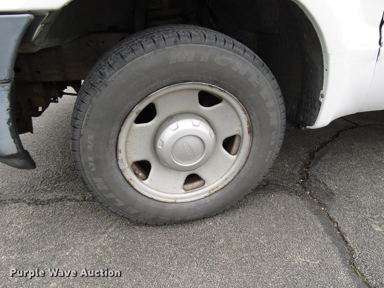 image for item DD3807 2005 Ford F250 Super Duty utility bed pickup truck