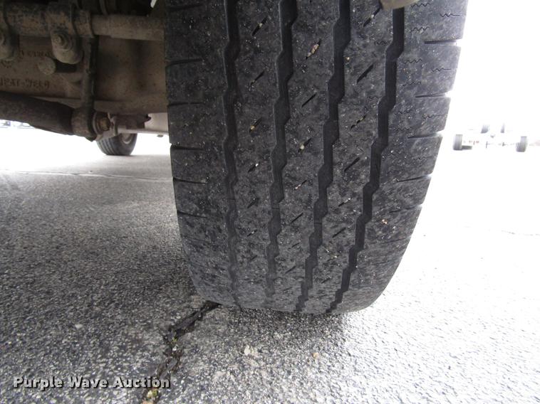 image for item DD3807 2005 Ford F250 Super Duty utility bed pickup truck