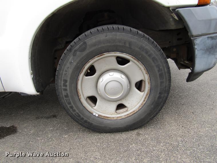 image for item DD3807 2005 Ford F250 Super Duty utility bed pickup truck