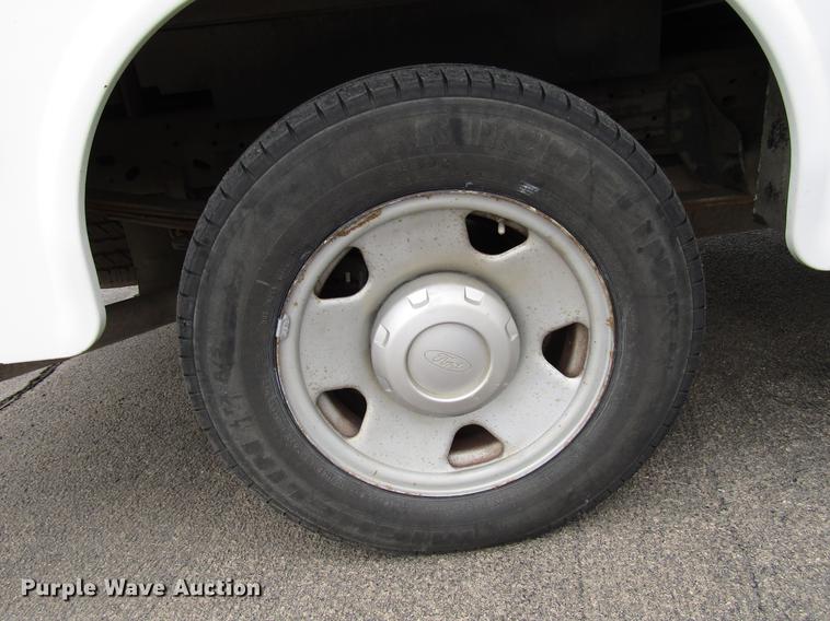 image for item DD3807 2005 Ford F250 Super Duty utility bed pickup truck