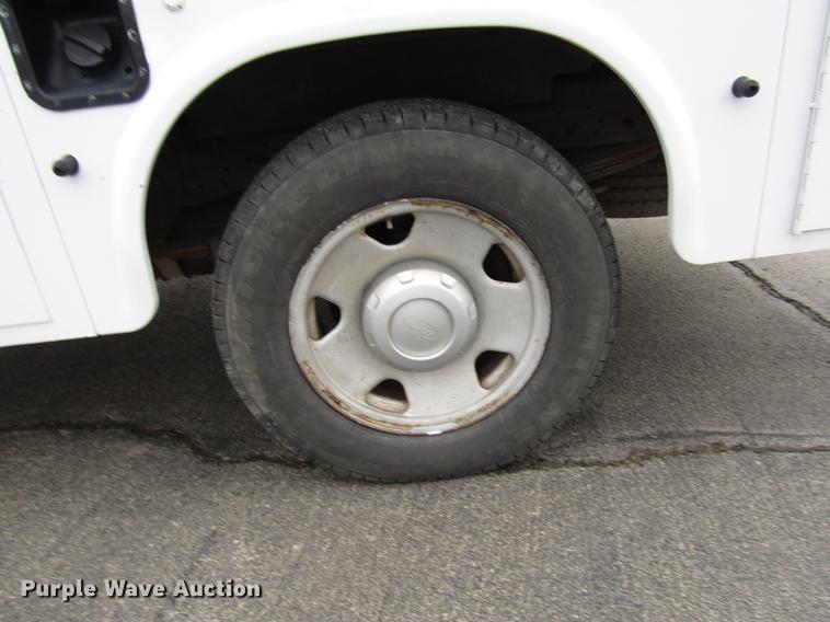 image for item DD3807 2005 Ford F250 Super Duty utility bed pickup truck