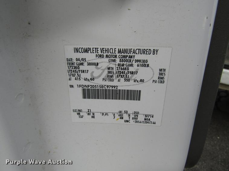 image for item DD3807 2005 Ford F250 Super Duty utility bed pickup truck