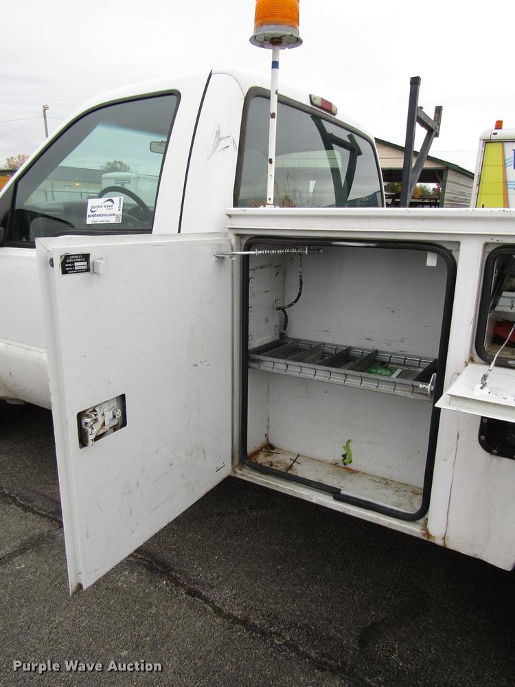 image for item DD3808 2002 Ford F250 Super Duty utility bed pickup truck