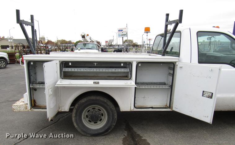 image for item DD3808 2002 Ford F250 Super Duty utility bed pickup truck