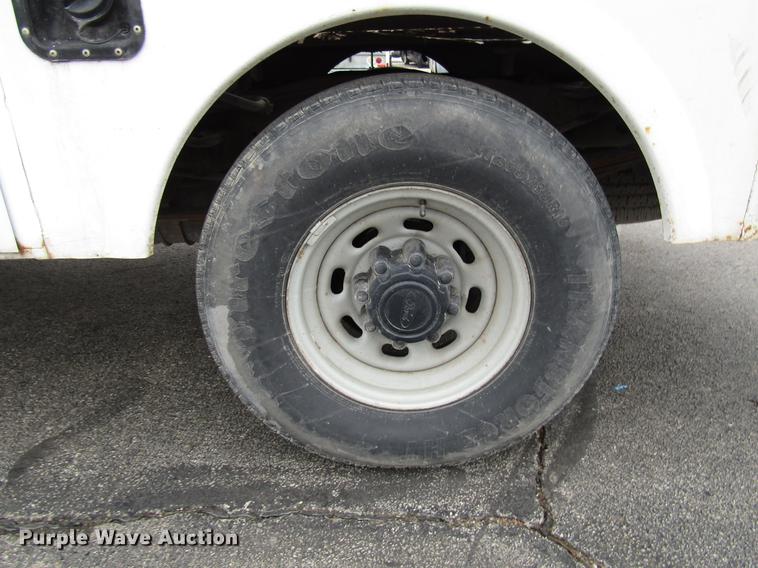 image for item DD3808 2002 Ford F250 Super Duty utility bed pickup truck