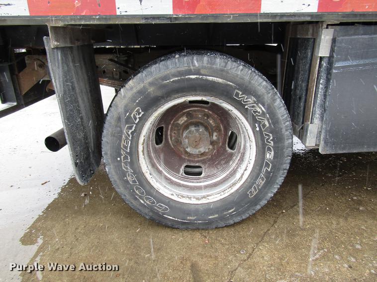 image for item DD3825 2007 Ford F350 Super Duty Crew Cab flatbed pickup truck