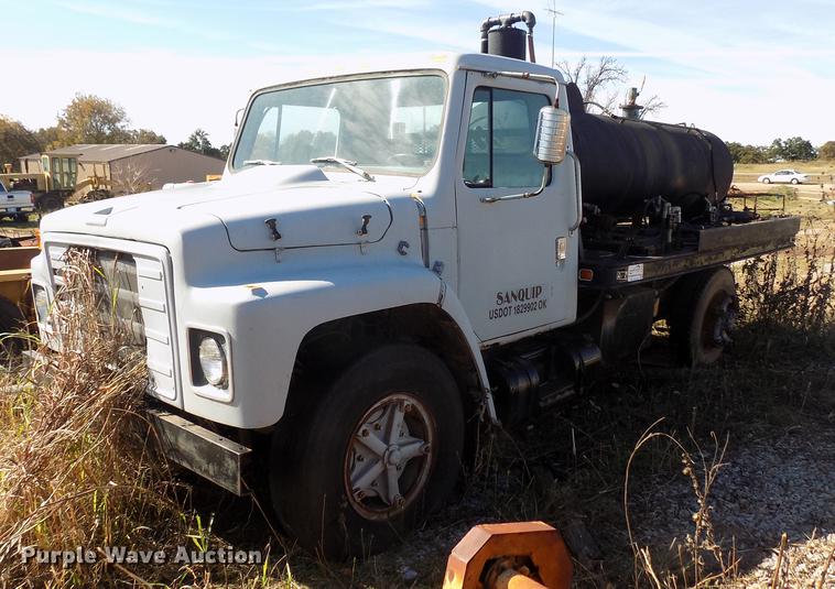 image for item DD5365 1982 International 1954 flatbed truck