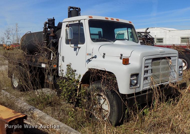 image for item DD5365 1982 International 1954 flatbed truck