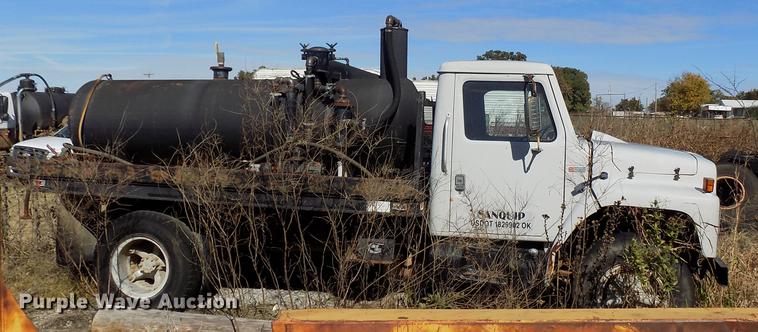 image for item DD5365 1982 International 1954 flatbed truck