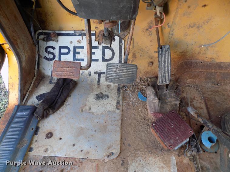 image for item DD5365 1982 International 1954 flatbed truck