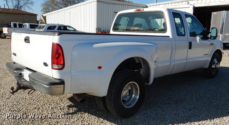image for item DD8936 2003 Ford F350 Super Duty Lariat Super Cab pickup truck