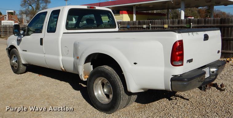 image for item DD8936 2003 Ford F350 Super Duty Lariat Super Cab pickup truck