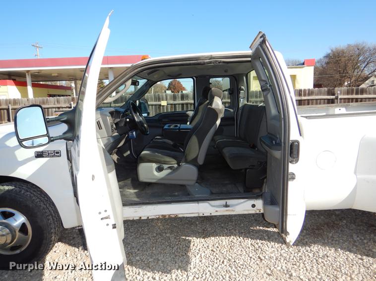 image for item DD8936 2003 Ford F350 Super Duty Lariat Super Cab pickup truck