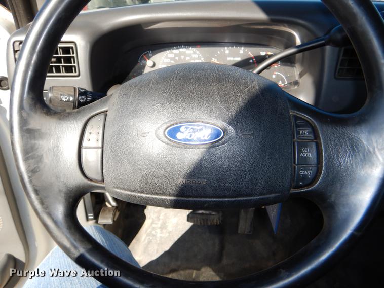 image for item DD8936 2003 Ford F350 Super Duty Lariat Super Cab pickup truck