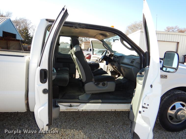 image for item DD8936 2003 Ford F350 Super Duty Lariat Super Cab pickup truck