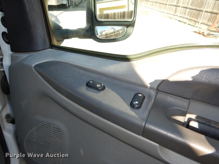 image for item DD8936 2003 Ford F350 Super Duty Lariat Super Cab pickup truck