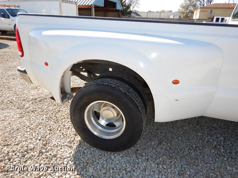 image for item DD8936 2003 Ford F350 Super Duty Lariat Super Cab pickup truck