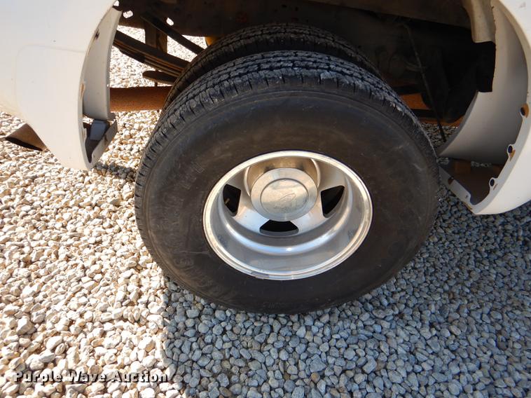 image for item DD8936 2003 Ford F350 Super Duty Lariat Super Cab pickup truck