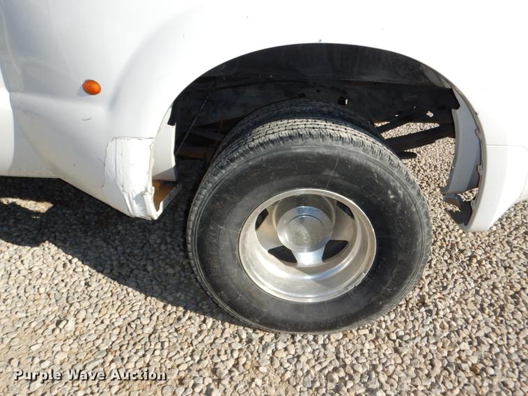 image for item DD8936 2003 Ford F350 Super Duty Lariat Super Cab pickup truck