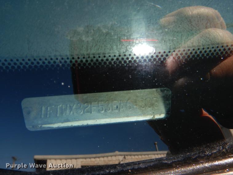 image for item DD8936 2003 Ford F350 Super Duty Lariat Super Cab pickup truck