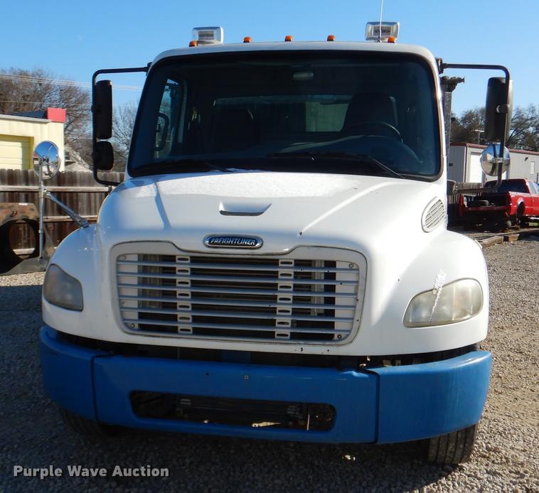 image for item DD8937 2005 Freightliner Business Class M2 grain truck