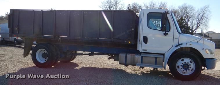 image for item DD8937 2005 Freightliner Business Class M2 grain truck