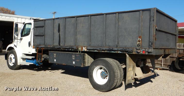 image for item DD8937 2005 Freightliner Business Class M2 grain truck