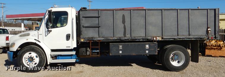 image for item DD8937 2005 Freightliner Business Class M2 grain truck