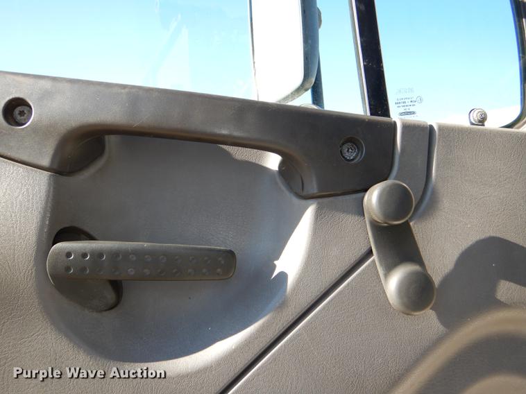 image for item DD8937 2005 Freightliner Business Class M2 grain truck