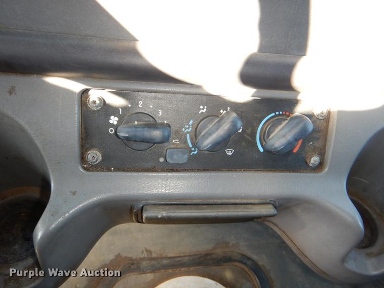 image for item DD8937 2005 Freightliner Business Class M2 grain truck