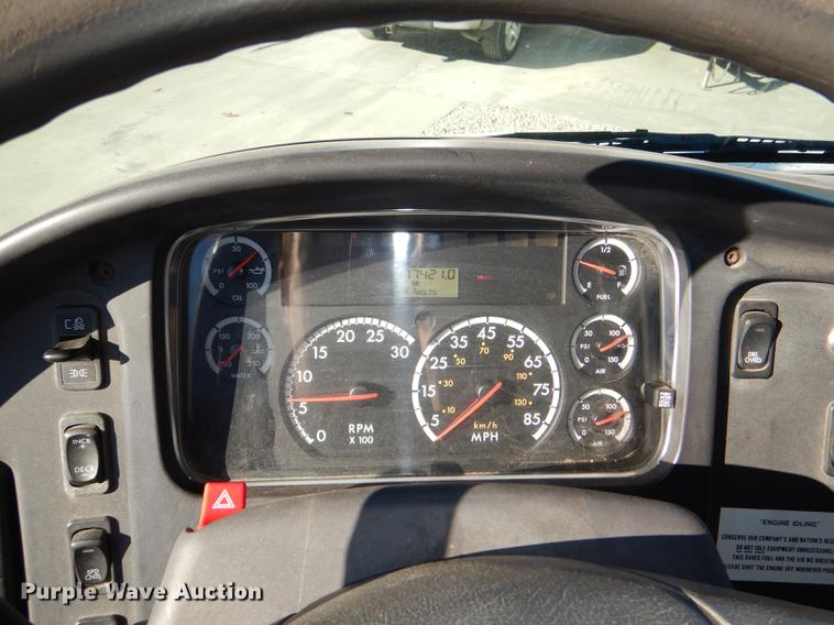 image for item DD8937 2005 Freightliner Business Class M2 grain truck