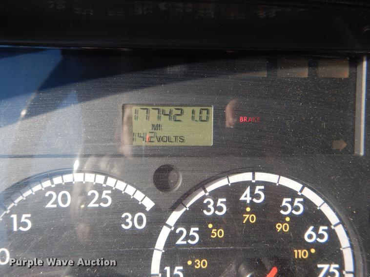 image for item DD8937 2005 Freightliner Business Class M2 grain truck