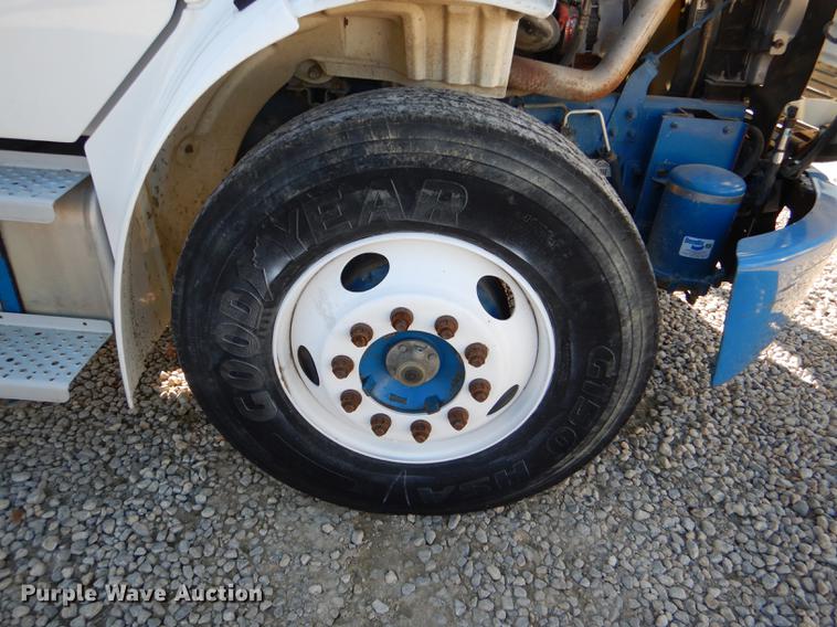 image for item DD8937 2005 Freightliner Business Class M2 grain truck