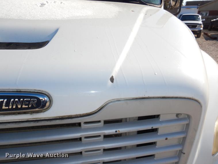 image for item DD8937 2005 Freightliner Business Class M2 grain truck