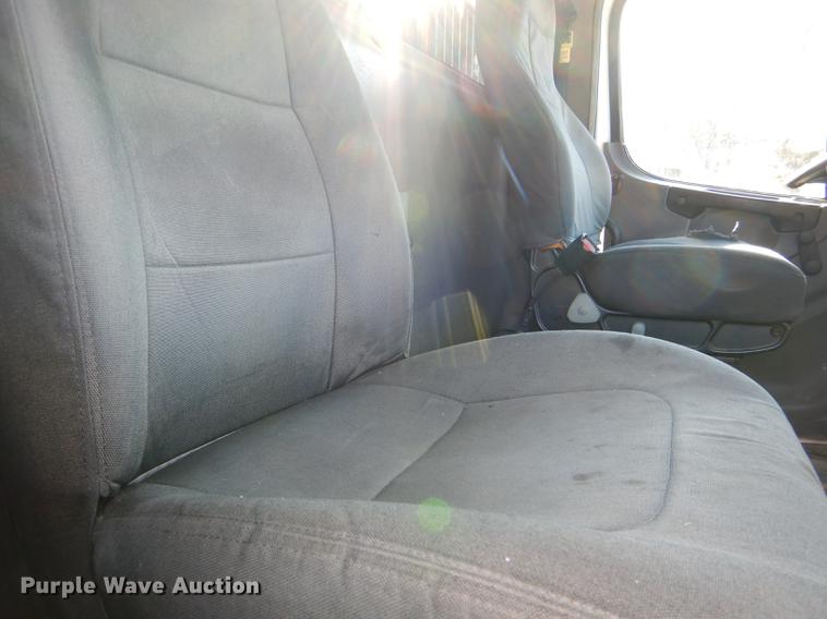 image for item DD8937 2005 Freightliner Business Class M2 grain truck