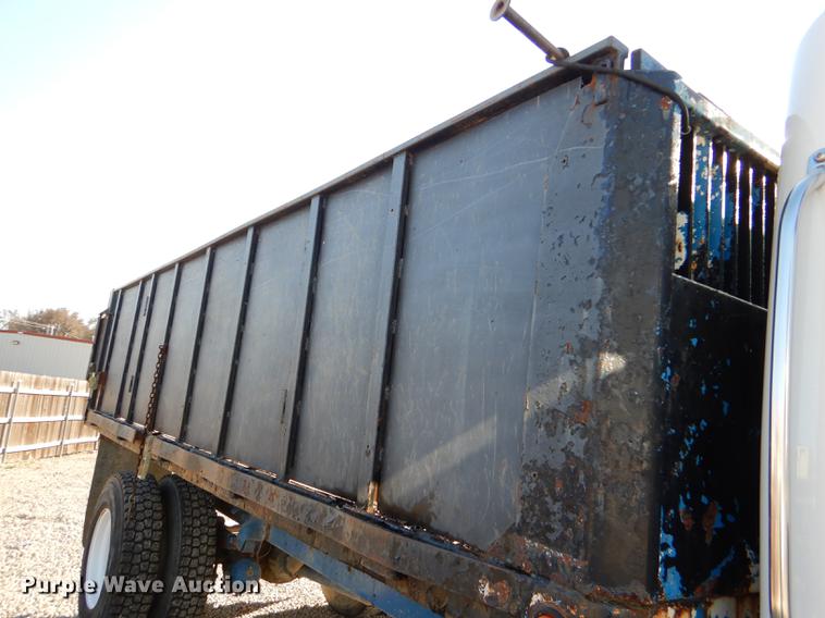 image for item DD8937 2005 Freightliner Business Class M2 grain truck