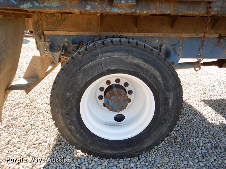 image for item DD8937 2005 Freightliner Business Class M2 grain truck