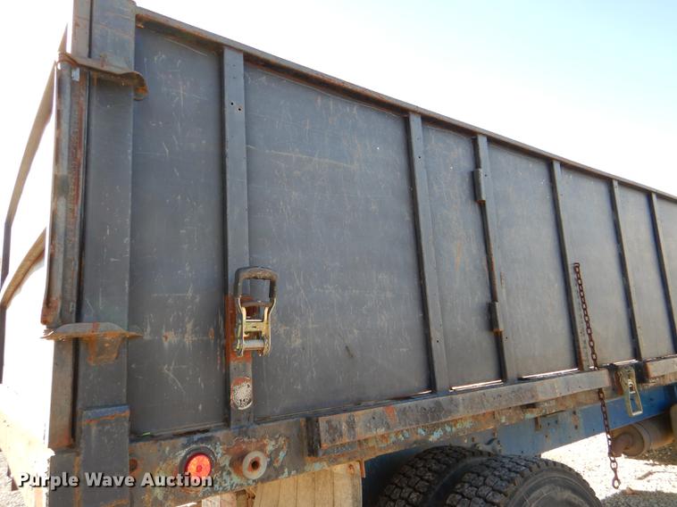 image for item DD8937 2005 Freightliner Business Class M2 grain truck