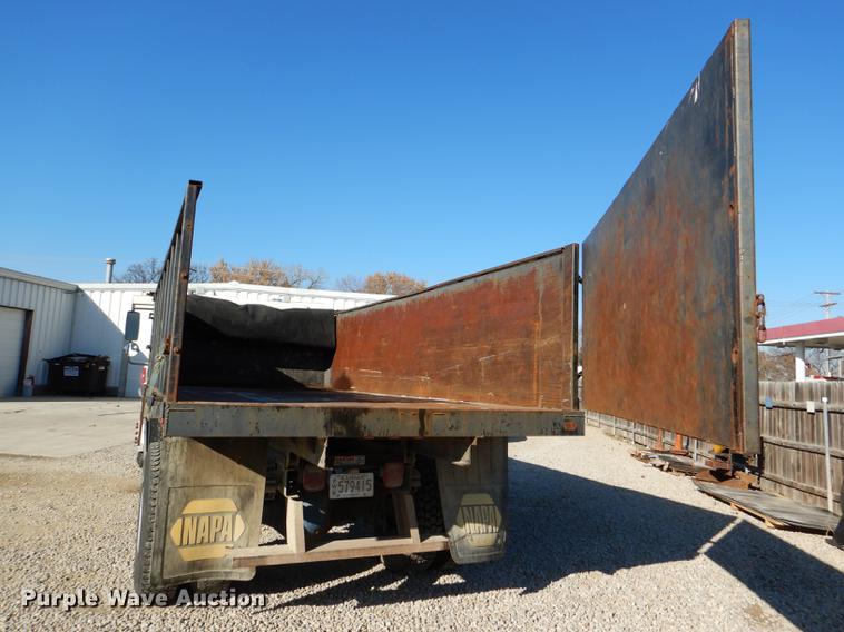 image for item DD8937 2005 Freightliner Business Class M2 grain truck