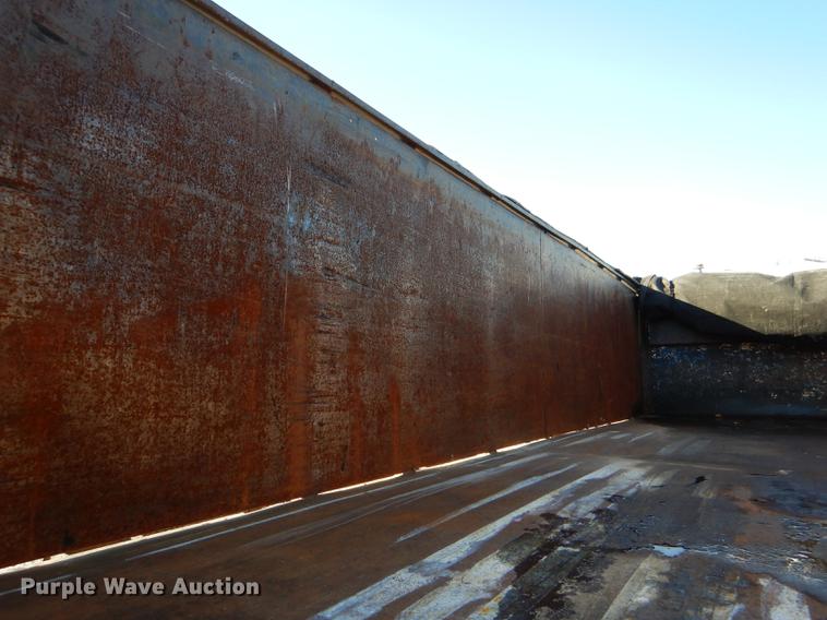 image for item DD8937 2005 Freightliner Business Class M2 grain truck