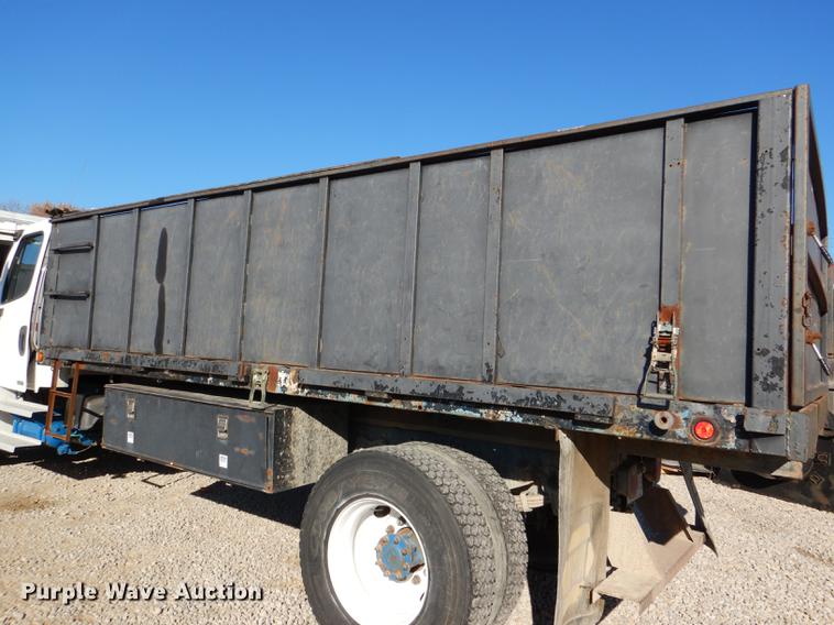 image for item DD8937 2005 Freightliner Business Class M2 grain truck