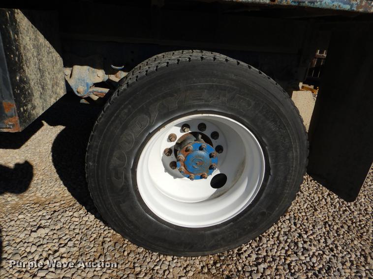 image for item DD8937 2005 Freightliner Business Class M2 grain truck