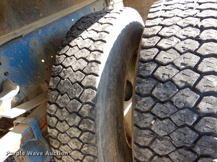 image for item DD8937 2005 Freightliner Business Class M2 grain truck